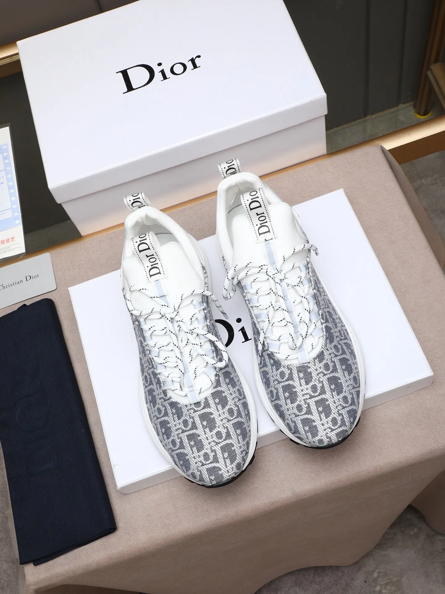 Men's shoes 💰440 💰Dior [Dior] 😘😘High-end series of casual men's shoes, simple and elegant👍👍👍The upper is made of first-layer genuine leather spliced ​​with Dior's special material [sun][sun]; imported first-layer sheepskin lining; special outsole, wear-resistant, lightweight, the overall design is harmonious and unified without lacking personality 👣🌟✨You deserve it! 3 colors😍Sizes 38~44. (45 custom-made) The picture above is a big seller🔥🔥🔥